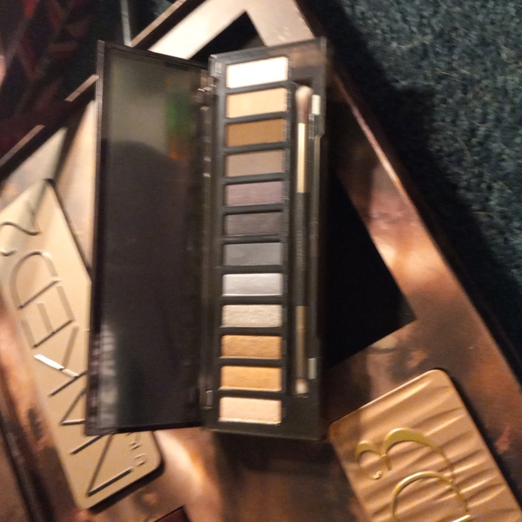 URBAN DECAY NAKED NUMBER ONE EYESHADOW VAULT - Picture 10 of 13